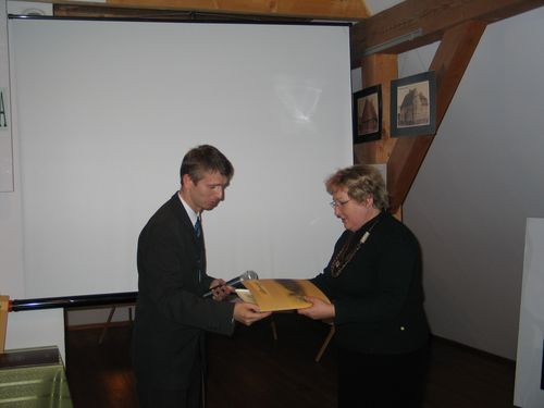 Burmistrz W.Ossowski wrcza Dyrektor SP w Czyczkowach dyplom i nagrod. Dyplomy i nagrody otrzymay rwnie dwie pozostae szkoy