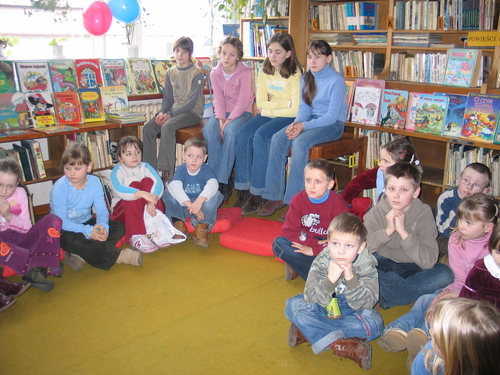 Dzieci z zainteresowaniem przysuchiway sie czytanym bajkom.