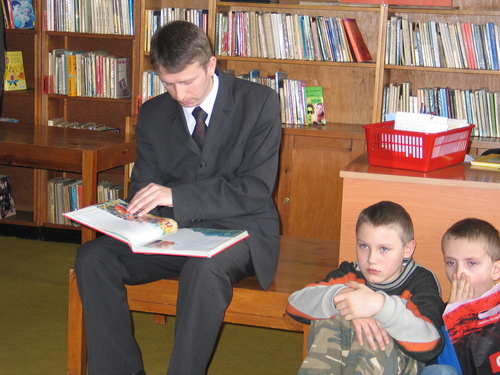 Burmistrz Brus Witold Ossowski w trakcie czytania bajek.