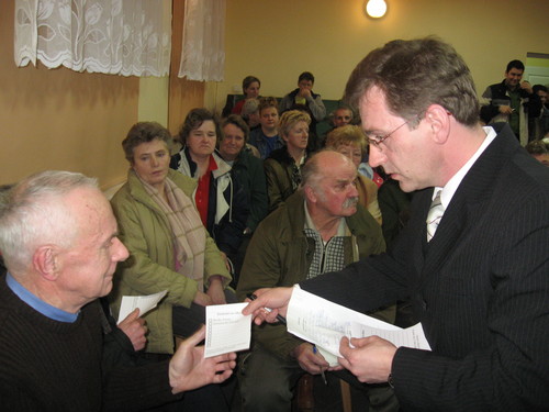 Przewodniczcy Komisji skrutacyjnej - Grzegorz Leszczyski podczas rozdawania kart do gosowania.