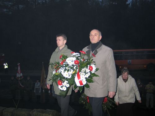 Kwiaty pod pomnikiem skaada Burmistrz Brus Witold Ossowski oraz Radny Rady Miejskiej w Brusach Stanisaw Weltrowski.