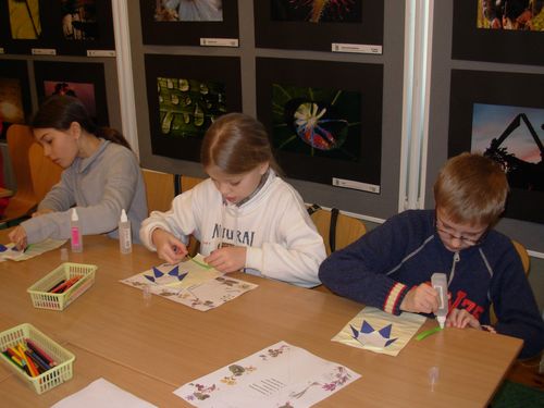 Uczniowie klasy III Anna Hamerska, Karolina Hope i Wojciech Lewinski wykonuj kartki witeczne