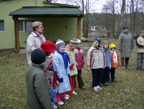 Najmodsze dzieci prezentuj wiersze i piosenki o tematyce wiosennej.