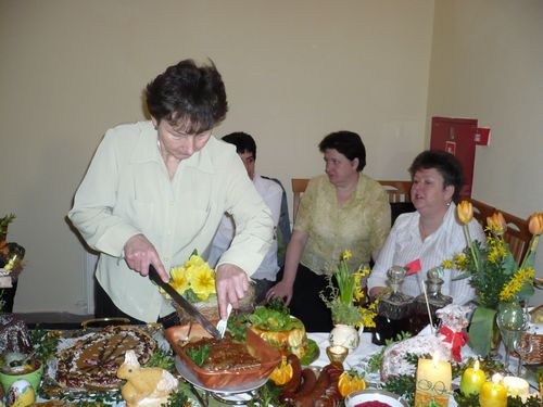 Na zdjciu reprezentantka KGW z ga - pani Gabriela Peplika czstuje goci przygotowanymi smakoykami.