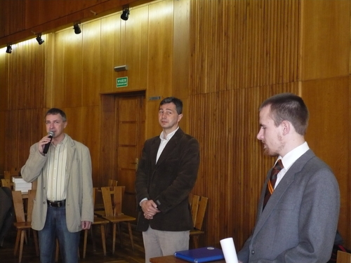 Na zdjciu od lewej Dyrektor PMDK w Brusach Zenon Graszek, sdzia pomocniczy Albin Kiedrowski oraz sdzia gwny turnieju Pawe Paluszkiewicz.