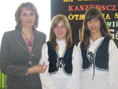 Reprezentacja soectwa Kosobudy w skadzie: Pani Mirosawa Wielinska, Monika Frymark ( I miejsce w kat. klas IV - VO ) i Joanna Sikorska (  ).wyrnie