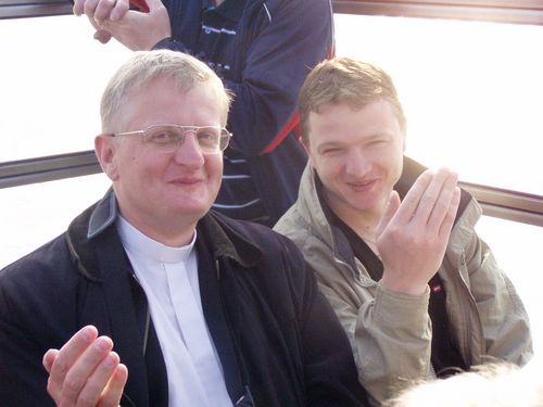 Przewodnicy duchowi pielgrzymki. Po lewej ks. Mirosaw Romanowski-proboszcz Parafii Najwitszego Serca Pana Jezusa w Kosobudach