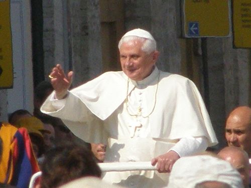 Ojciec wity Benedykt XVI podczas przejazdu pomidzy sektorami na placu w. Piotra