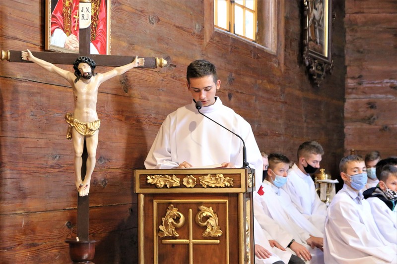 Czytania podczas liturgii czyta Maciej Gliszczyski.