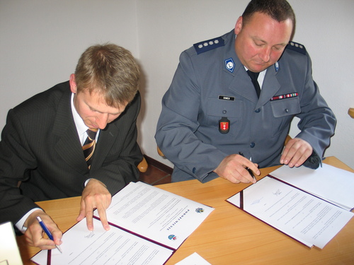W trakcie podpisania porozumienia. Na zdjciu od lewej burmistrz Brus Witold Ossowski i Komendant Wojewdzki Policji w Gdasku nadkom. Anddrzej Siwek.